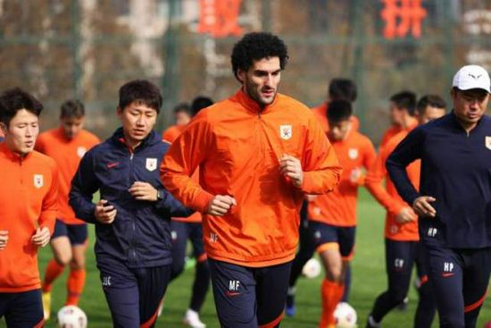 我和他之间的差距简直天壤之别，我甚至无法理解他在球场上所做的事情。